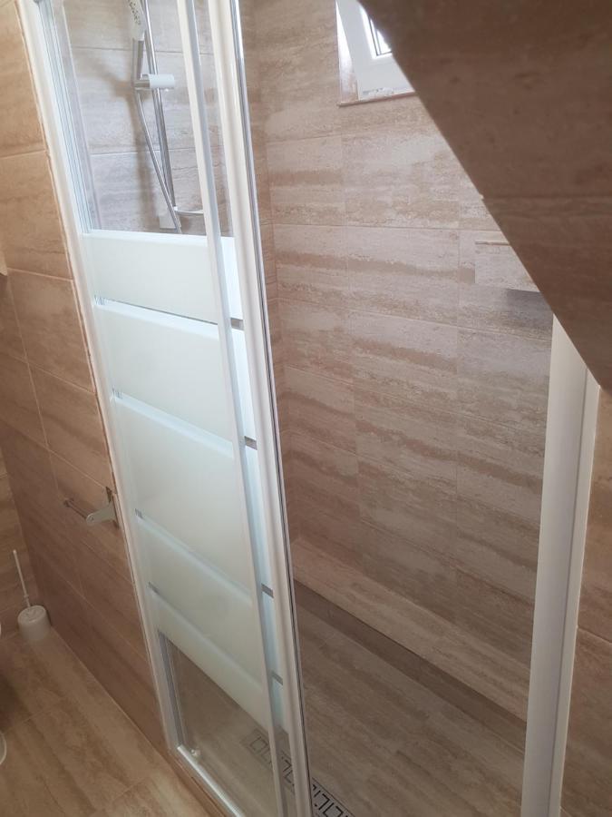 Lara Guest House Сфынту-Георге Экстерьер фото